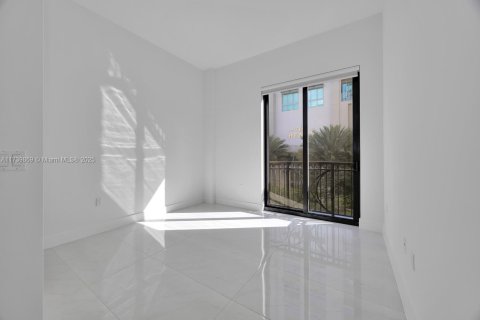 Condo in Coral Gables, Florida, 1 bedroom  № 1811648 - photo 8