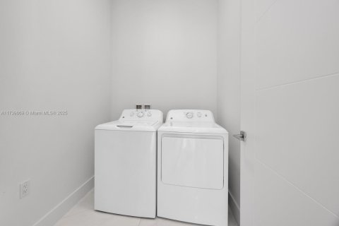 Condo in Coral Gables, Florida, 1 bedroom  № 1811648 - photo 17