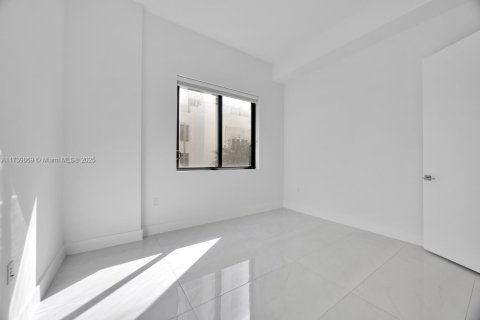 Condo in Coral Gables, Florida, 1 bedroom  № 1811648 - photo 12