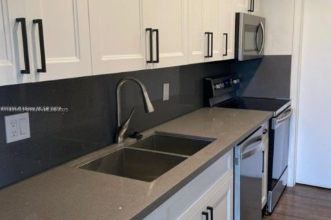 Кондоминиум с 2 спальнями в Лодерхилл, Флорида № 2039743