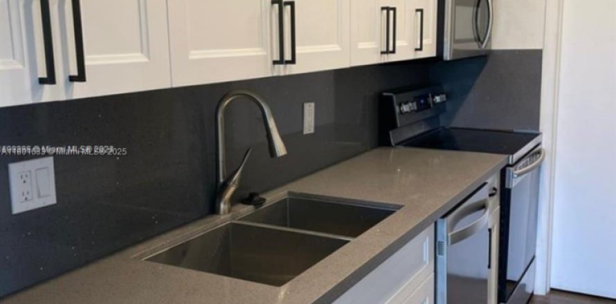 Кондоминиум с 2 спальнями в Лодерхилл, Флорида № 2039743