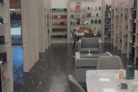 Commercial property in Doral, Florida № 1986043 - photo 1