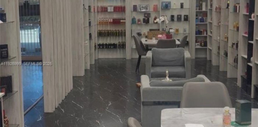 Commercial property in Doral, Florida № 1986043