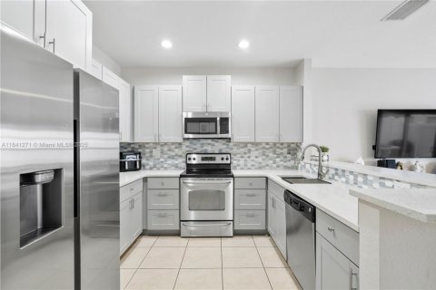 Townhouse in Oakland Park, Florida 2 bedrooms, 132.29 sq.m. № 1830486 - photo 1