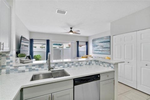 Townhouse in Oakland Park, Florida 2 bedrooms, 132.29 sq.m. № 1830486 - photo 12