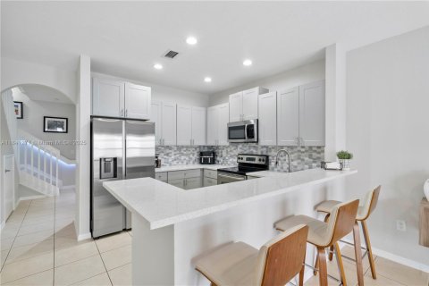 Townhouse in Oakland Park, Florida 2 bedrooms, 132.29 sq.m. № 1830486 - photo 11