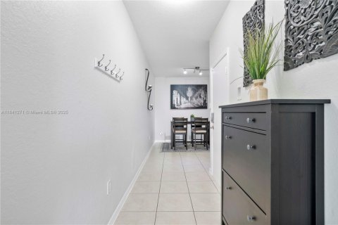 Townhouse in Oakland Park, Florida 2 bedrooms, 132.29 sq.m. № 1830486 - photo 5