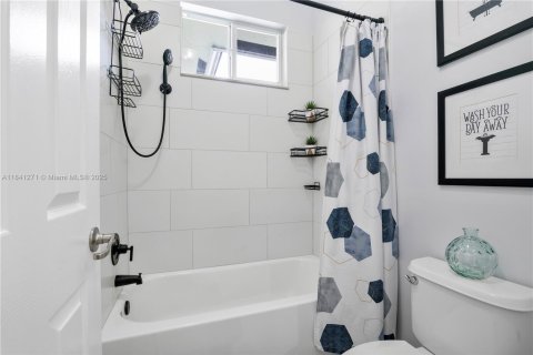 Townhouse in Oakland Park, Florida 2 bedrooms, 132.29 sq.m. № 1830486 - photo 27