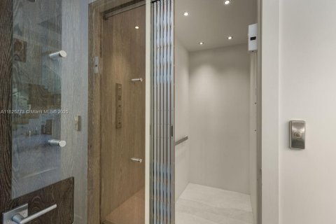 Villa ou maison à vendre à Miami, Floride: 8 chambres, 624.02 m2 № 1937144 - photo 18