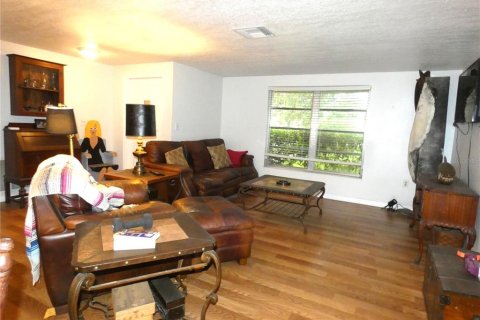 House in Port Richey, Florida 2 bedrooms, 140.28 sq.m. № 1894115 - photo 12