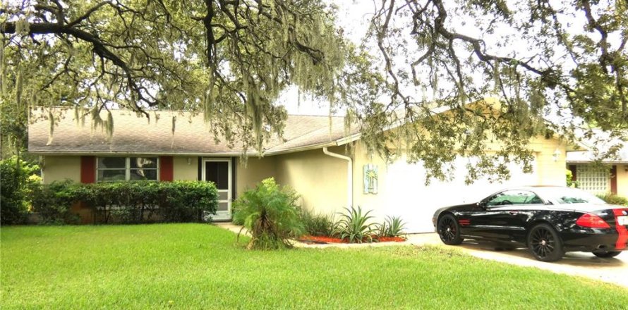 House in Port Richey, Florida 2 bedrooms, 140.28 sq.m. № 1894115