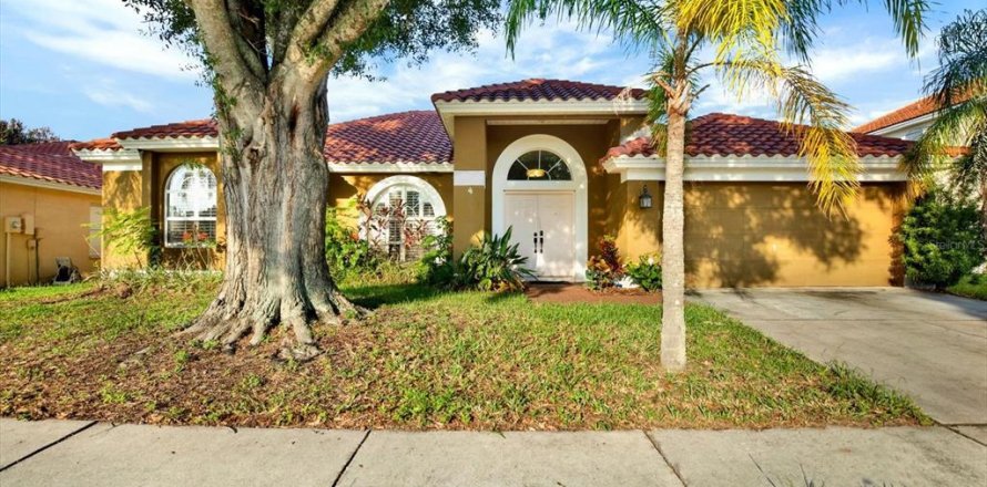 House in Brandon, Florida 5 bedrooms, 215.63 sq.m. № 2279920