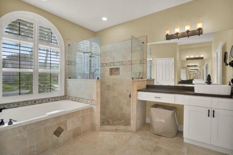 House in Brandon, Florida 5 bedrooms, 215.63 sq.m. № 2279920 - photo 17