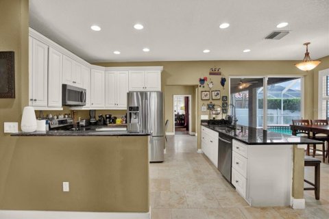 House in Brandon, Florida 5 bedrooms, 215.63 sq.m. № 2279920 - photo 10