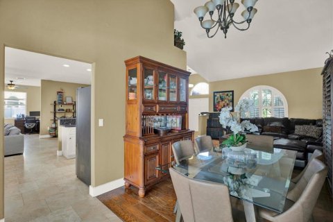 House in Brandon, Florida 5 bedrooms, 215.63 sq.m. № 2279920 - photo 5