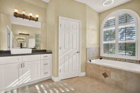 House in Brandon, Florida 5 bedrooms, 215.63 sq.m. № 2279920 - photo 16