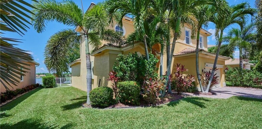 House in St. Lucie, Florida 4 bedrooms, 213.49 sq.m. № 2247230