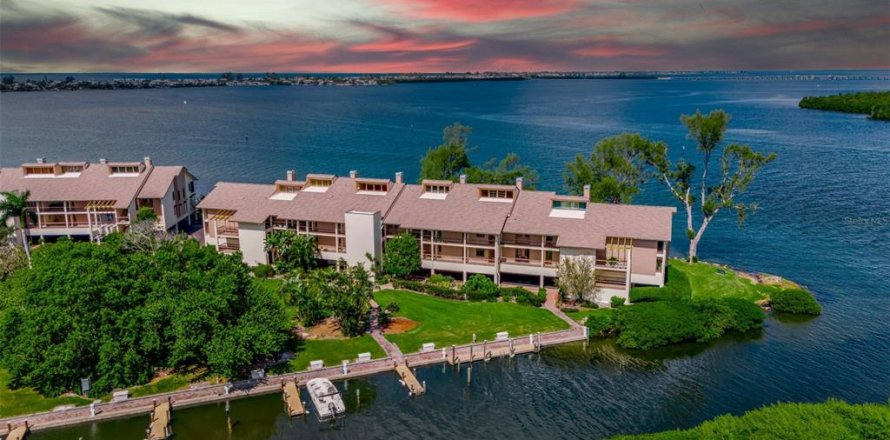 Condo in Cortez, Florida, 2 bedrooms № 2212476