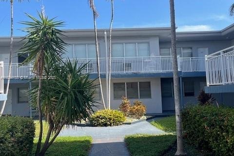 Снять в аренду кондоминиум в Майами-Бич, Флорида 1 спальня, 70.88м2, № 1946056 - фото 1