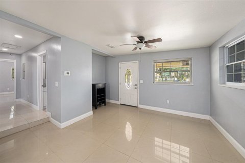 House in Tampa, Florida 5 bedrooms, 214.98 sq.m. № 1744293 - photo 14