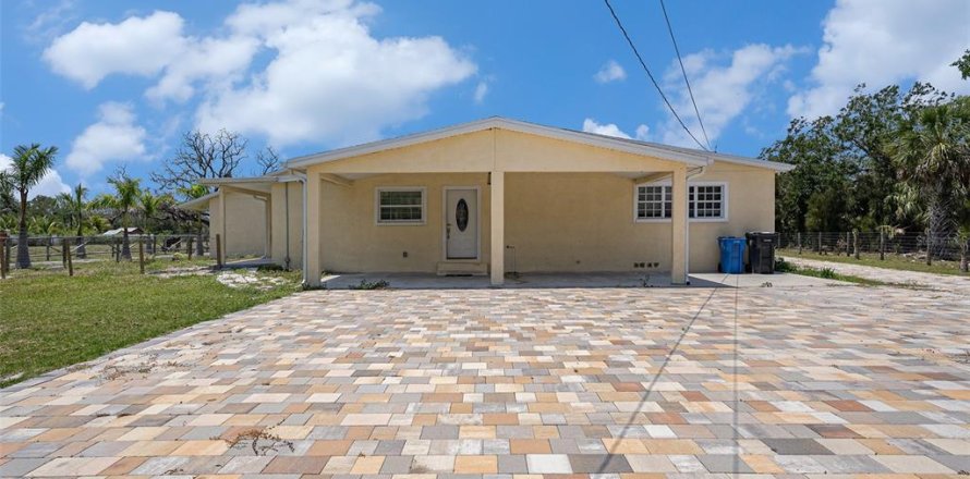 House in Tampa, Florida 5 bedrooms, 214.98 sq.m. № 1744293