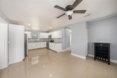 House in Tampa, Florida 5 bedrooms, 214.98 sq.m. № 1744293 - photo 15