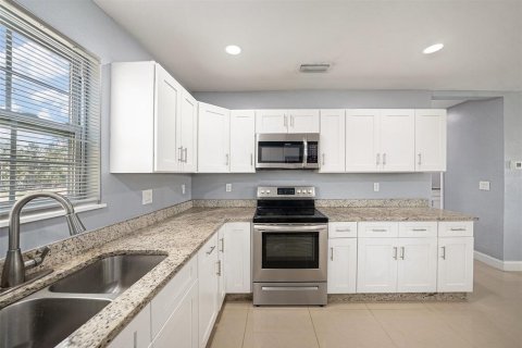 House in Tampa, Florida 5 bedrooms, 214.98 sq.m. № 1744293 - photo 19