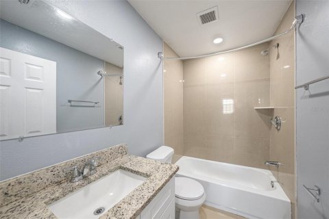 House in Tampa, Florida 5 bedrooms, 214.98 sq.m. № 1744293 - photo 30