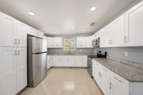 House in Tampa, Florida 5 bedrooms, 214.98 sq.m. № 1744293 - photo 17