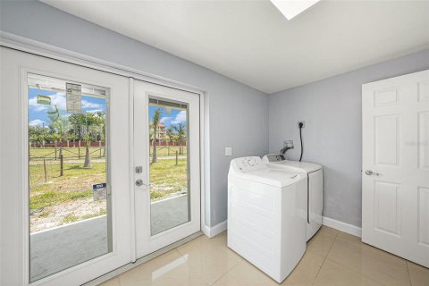 House in Tampa, Florida 5 bedrooms, 214.98 sq.m. № 1744293 - photo 23