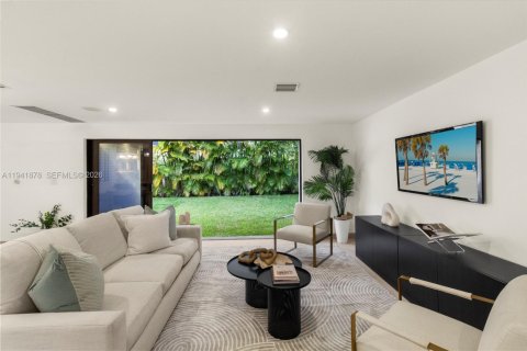 House in Miami Beach, Florida 4 bedrooms, 215.53 sq.m. № 2008638 - photo 3