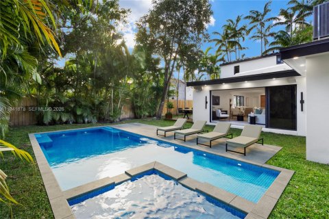 House in Miami Beach, Florida 4 bedrooms, 215.53 sq.m. № 2008638 - photo 2