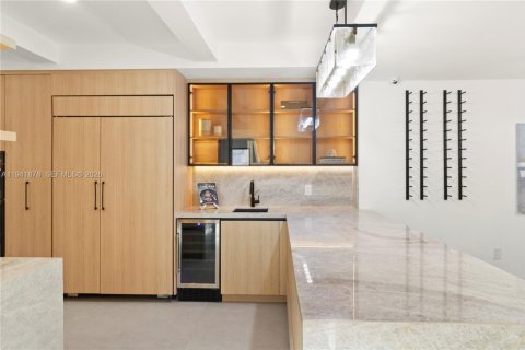 House in Miami Beach, Florida 4 bedrooms, 215.53 sq.m. № 2008638 - photo 11