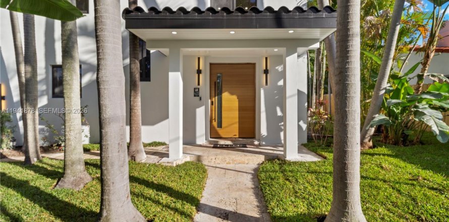 House in Miami Beach, Florida 4 bedrooms, 215.53 sq.m. № 2008638