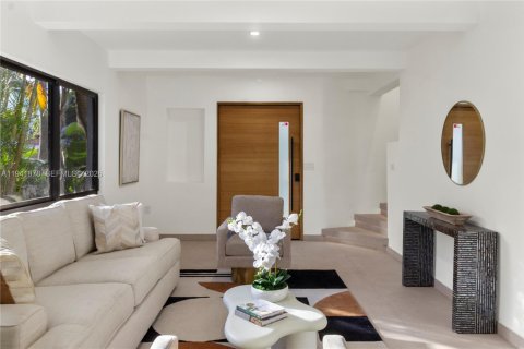 House in Miami Beach, Florida 4 bedrooms, 215.53 sq.m. № 2008638 - photo 7
