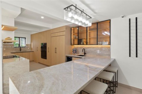 House in Miami Beach, Florida 4 bedrooms, 215.53 sq.m. № 2008638 - photo 10