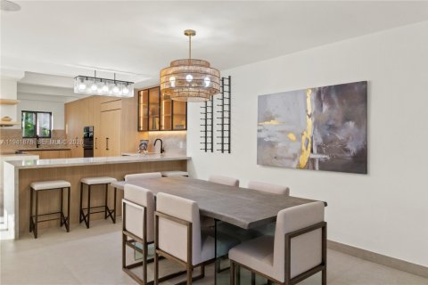 House in Miami Beach, Florida 4 bedrooms, 215.53 sq.m. № 2008638 - photo 8