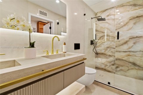 House in Miami Beach, Florida 4 bedrooms, 215.53 sq.m. № 2008638 - photo 16