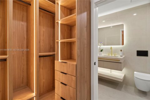 House in Miami Beach, Florida 4 bedrooms, 215.53 sq.m. № 2008638 - photo 15