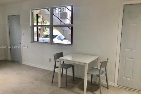Villa ou maison à louer à South Miami, Floride: 1 chambre, 62.24 m2 № 2028141 - photo 3