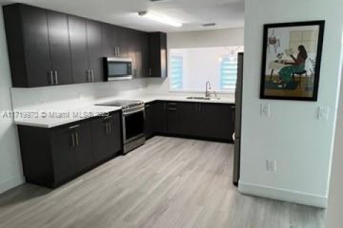 House in Miami, Florida 4 bedrooms, 182.74 sq.m. № 1859849 - photo 17