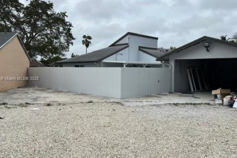 House in Miami, Florida 4 bedrooms, 182.74 sq.m. № 1859849 - photo 28