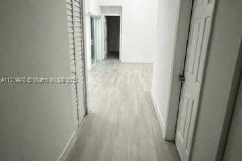 House in Miami, Florida 4 bedrooms, 182.74 sq.m. № 1859849 - photo 11
