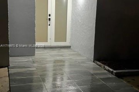 House in Miami, Florida 4 bedrooms, 182.74 sq.m. № 1859849 - photo 5