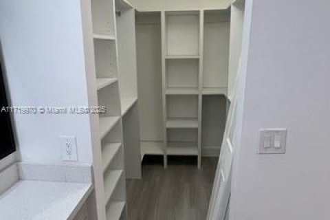 House in Miami, Florida 4 bedrooms, 182.74 sq.m. № 1859849 - photo 23