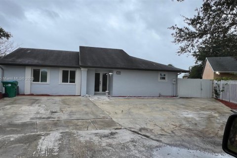 House in Miami, Florida 4 bedrooms, 182.74 sq.m. № 1859849 - photo 3