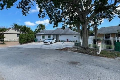 House in Miami, Florida 4 bedrooms, 182.74 sq.m. № 1859849 - photo 2