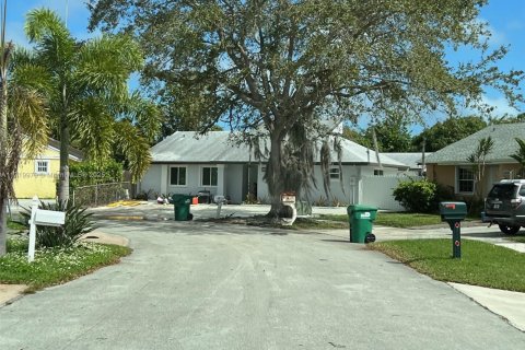 House in Miami, Florida 4 bedrooms, 182.74 sq.m. № 1859849 - photo 1