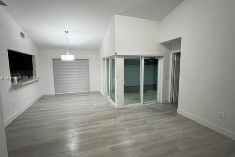 House in Miami, Florida 4 bedrooms, 182.74 sq.m. № 1859849 - photo 10