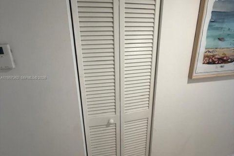 Copropriété à louer à Miami, Floride: 1 chambre, 98.1 m2 № 2024569 - photo 9
